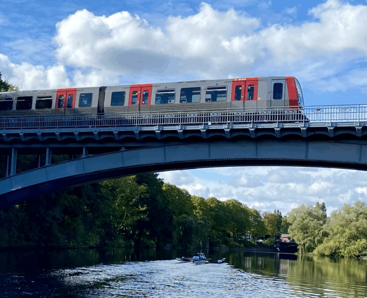 Ein DT5 auf einer Brücke.