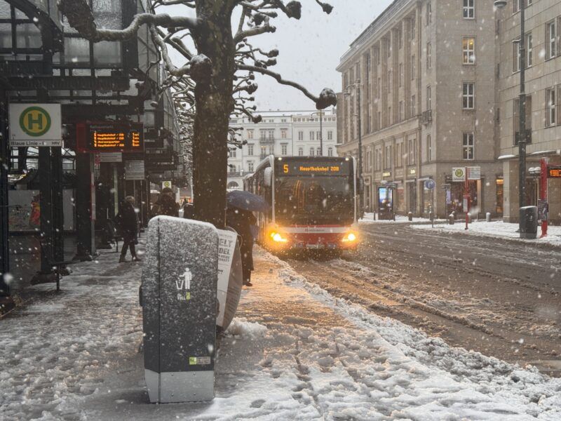 Ein HOCHBAHN-Bus im Schnee in der Innenstadt.
