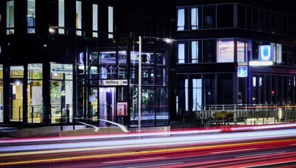 Foto der U-Bahn-Haltestelle Messberg bei Nacht