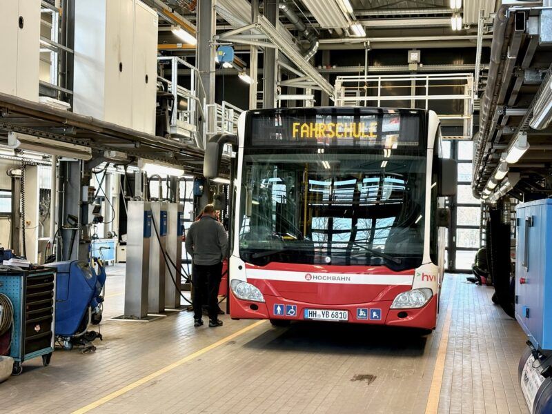 Ein Fahrschul-Bus im Depot während des Tankvorganges.