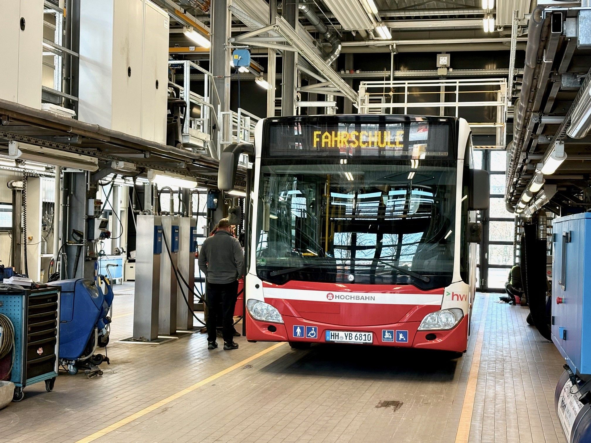 Ein Fahrschul-Bus im Depot während des Tankvorganges.
