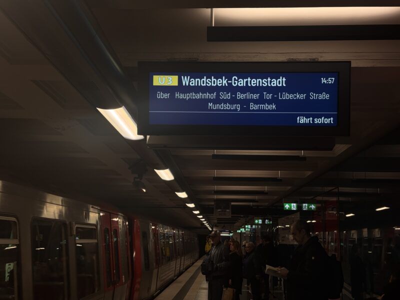 Eine neue digitale Anzeige an der Mönckebergstraße