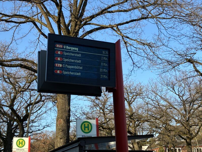 Foto einer neuen Anzeigetafel für Busse