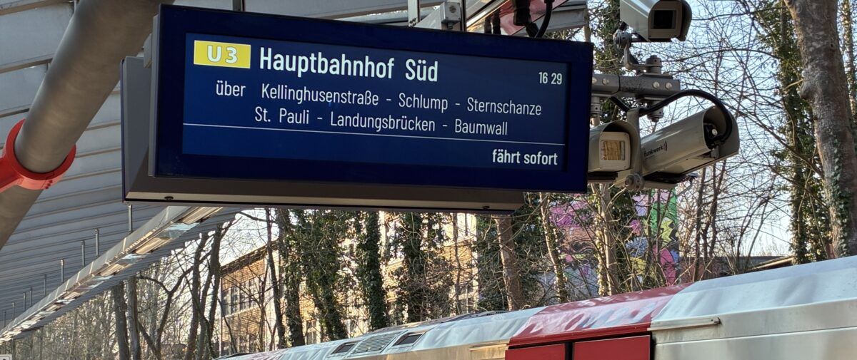 Foto einer neuen Anzeigetafel auf der U3