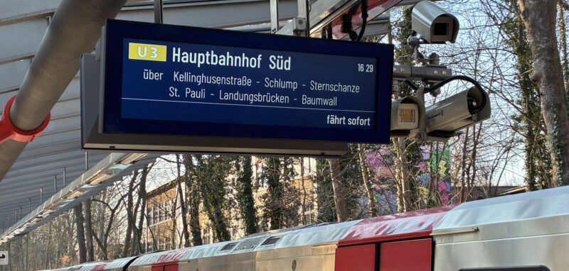 Foto einer neuen Anzeigetafel auf der U3