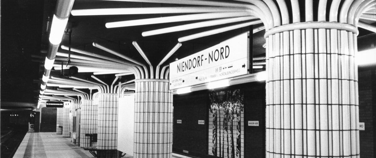 Die Haltestelle Niendorf Nord nach der Fertigstellung im Jahr 1991.