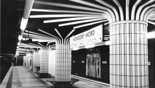 Die Haltestelle Niendorf Nord nach der Fertigstellung im Jahr 1991.