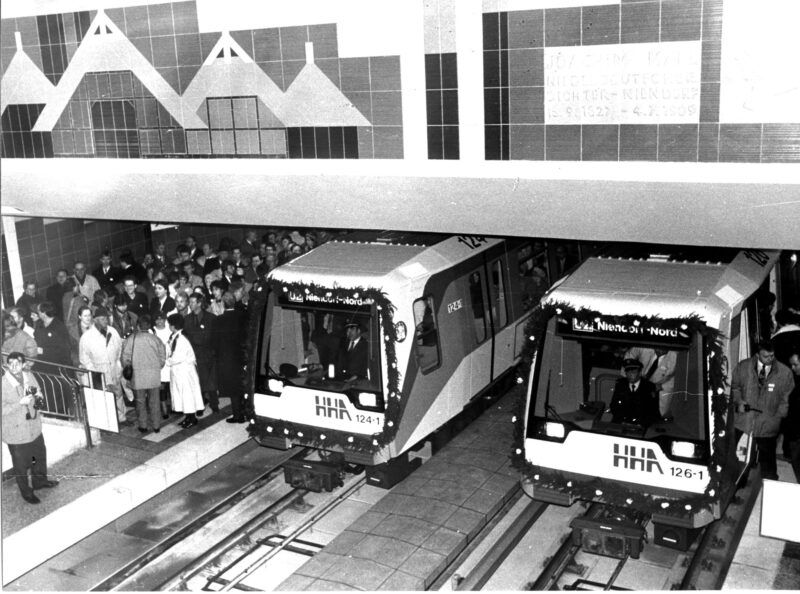 Kurz vor der Eröffnung der Joachim-Mähl-Straße, ein Blick auf die bereits bereitstehenden Züge.
