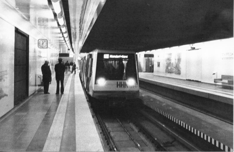 Ein einfahrender Zug an der Haltestelle Schippelsweg.