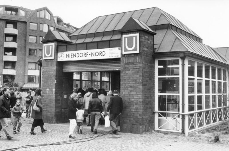 Der Andrang auf die neue Haltestelle Niendorf Nord mitten im Wohngebiet war sehr groß.