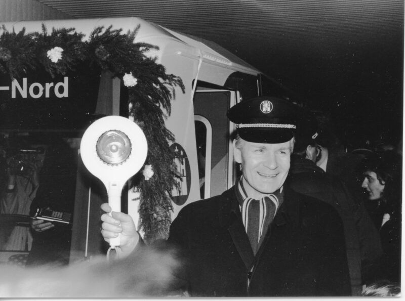 Der damailige Bürgermeister Henning Voscherau bei der Eröffnung der Haltestelle Niendorf Nord.