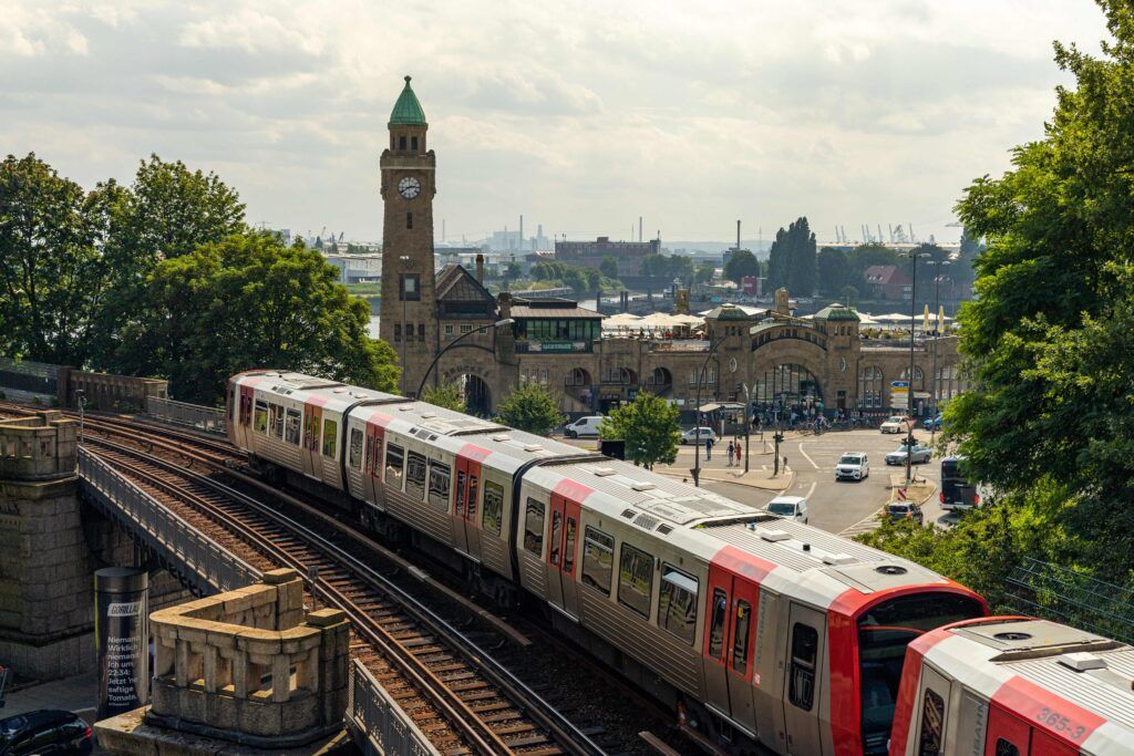 Foto eines DT4-Zuges an den Landungsbrücken