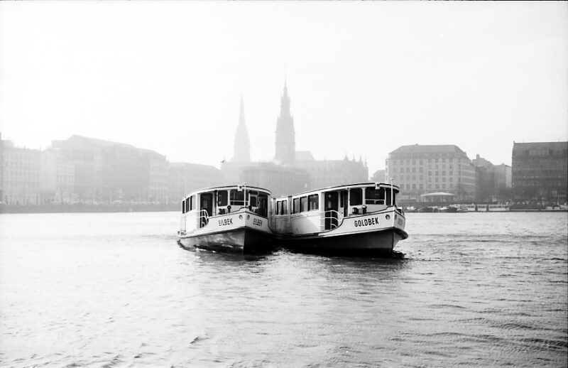 Die beiden Alsterschiffe EILBEK und GOLDBEK während einer Fahrt auf der Binnenalster.