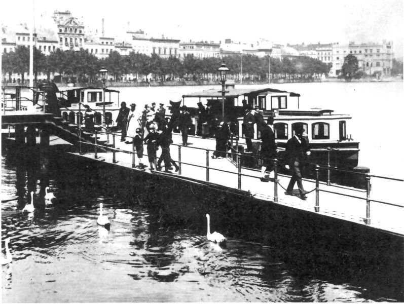 Ein Alsterdampfer am Steg am Ende des 19. Jahrhunderts.