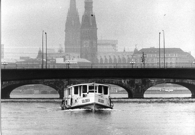 Ein Foto aus dem Jahr 1978 zeigt die GOLDBEK vor der Lombardsbrücke mitten in der Stadt.