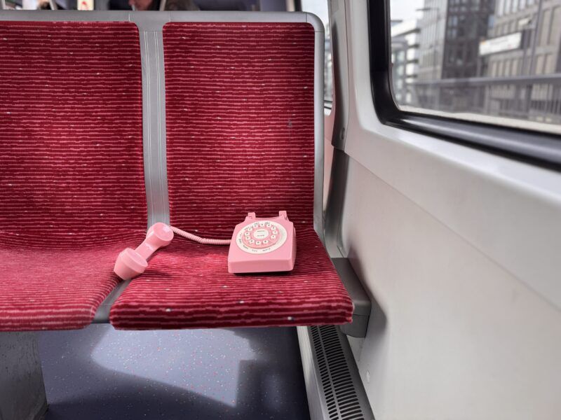 Foto eines in der U-Bahn liegengebliebenen Telefons