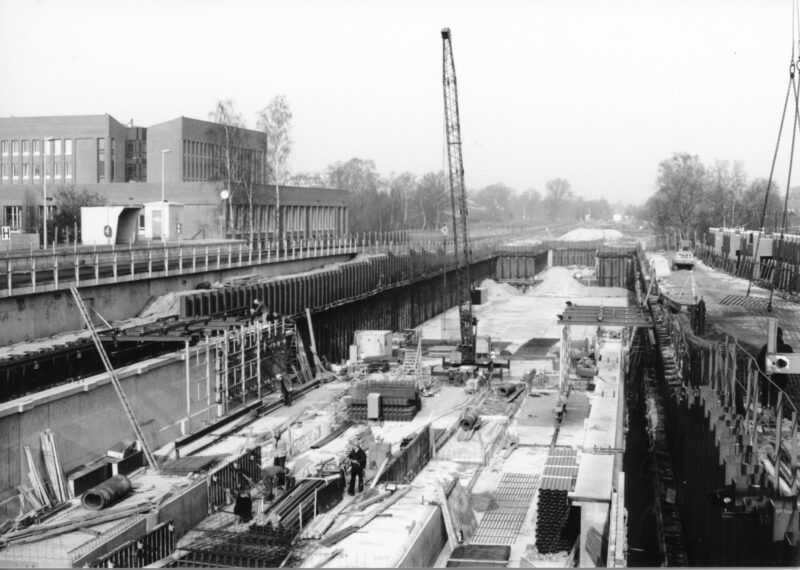 Sicht auf die Baugrube zum Bau der Haltestelle Norderstedt Mitte.