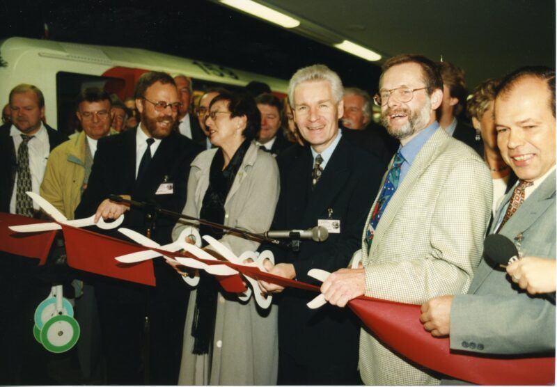 Hamburgs Erster Bürgermeister Henning Voscherau und Schleswig-Holsteins Ministerpräsidentin Heide Simonis eröffnen die neue U-Bahn-Strecke.